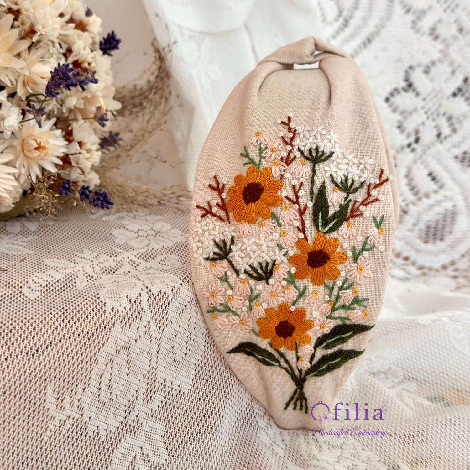 Käsinkirjailtu Niittyleinikki turbaanipanta – Ofilia Handmade